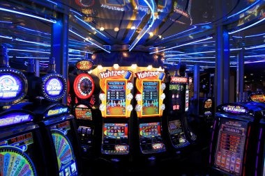marketwin138 app showing live dealer blackjack table with professional dealer